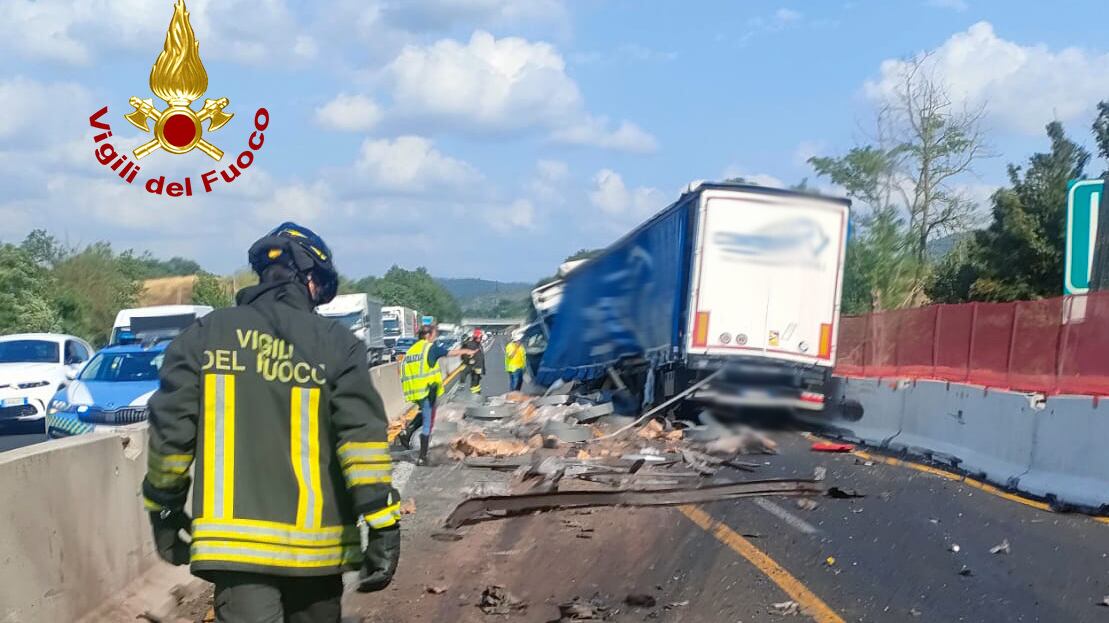 A1, violento scontro tra camion e auto vicino a Firenze: due morti e un ferito