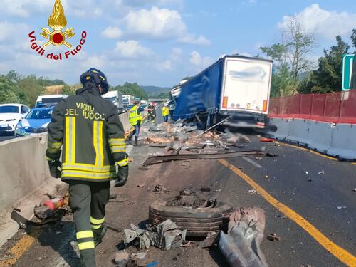 A1, violento scontro tra camion e auto vicino a Firenze: due morti e un ferito