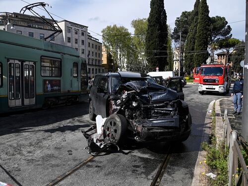 Immobile preoccupato per la figlia più piccola, è di fianco a lei in ospedale