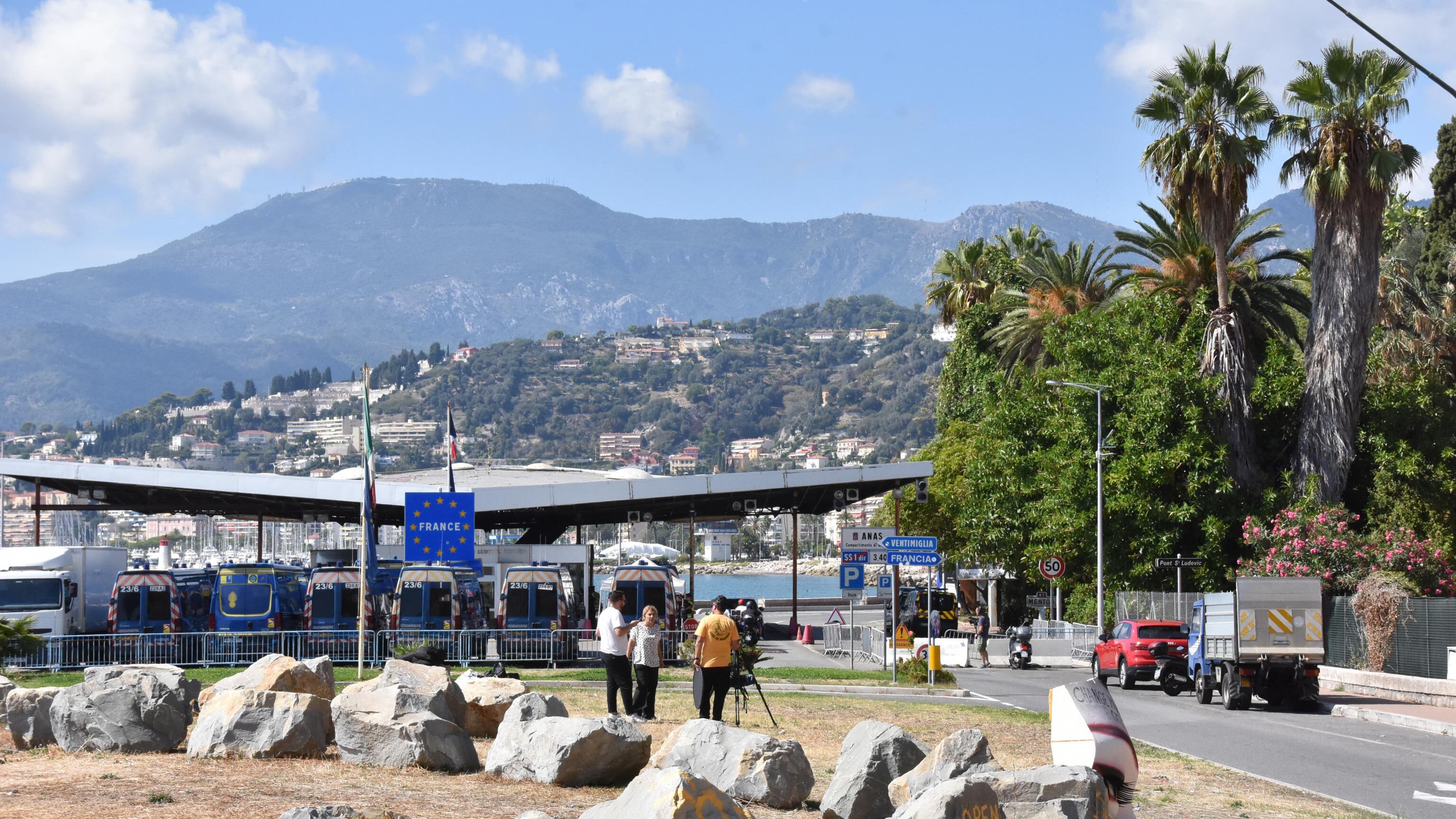 Altro che sentenza Ue, i francesi continuano a respingere i migranti in Italia: i numeri della vergogna