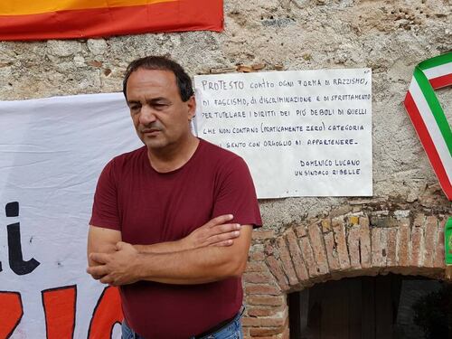 Mimmo Lucano ospite a Bologna per il 25 aprile: scoppia la polemica contro il Pd