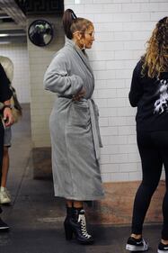 Jennifer Lopez in giro per NY: ha solo l'accappatoio 4