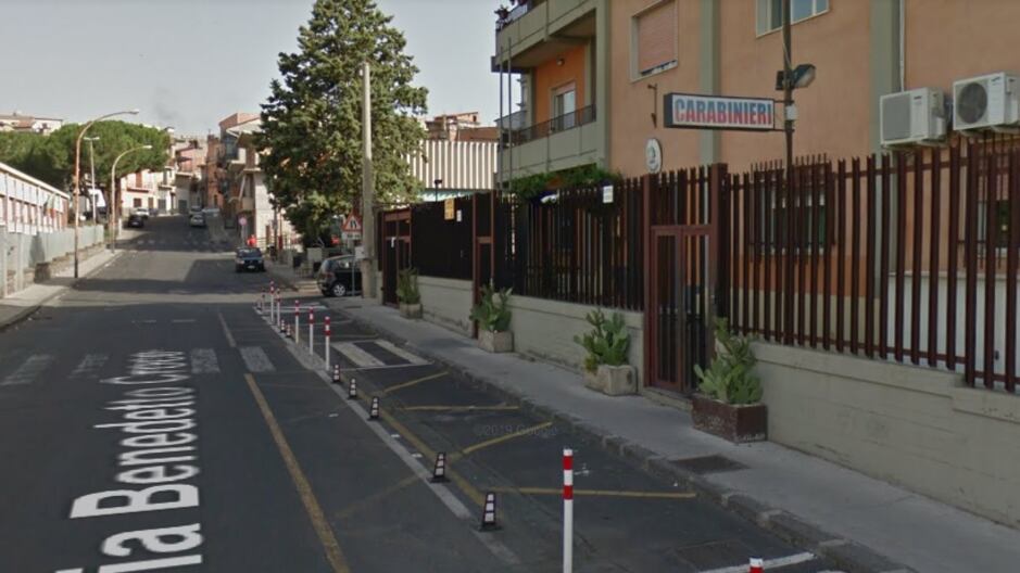 Tenta di strangolare la moglie: la salva il figlio 14enne