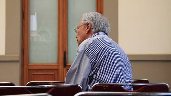 Vogliono sfrattarlo da casa, 72enne si toglie la vita impiccandosi in garage
