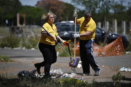 Rifiuti, i militanti dem puliscono le strade di Roma 9