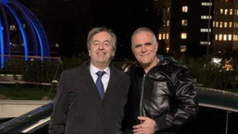 "Siamo tutti e due vaccinati". Burioni e Zangrillo abbracciati senza mascherina