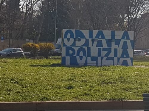 "Odia la polizia". Il murale choc che non indigna la sinistra