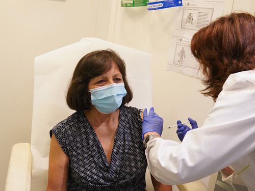 Dozzine di esami e medici minacciati. L'ostruzionismo contro i vaccini