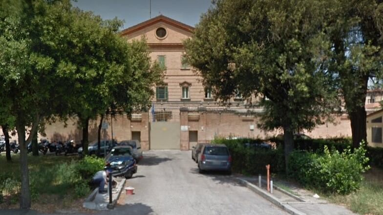 Ravenna, detenuto nigeriano pesta 3 agenti: uno finirà sotto i ferri