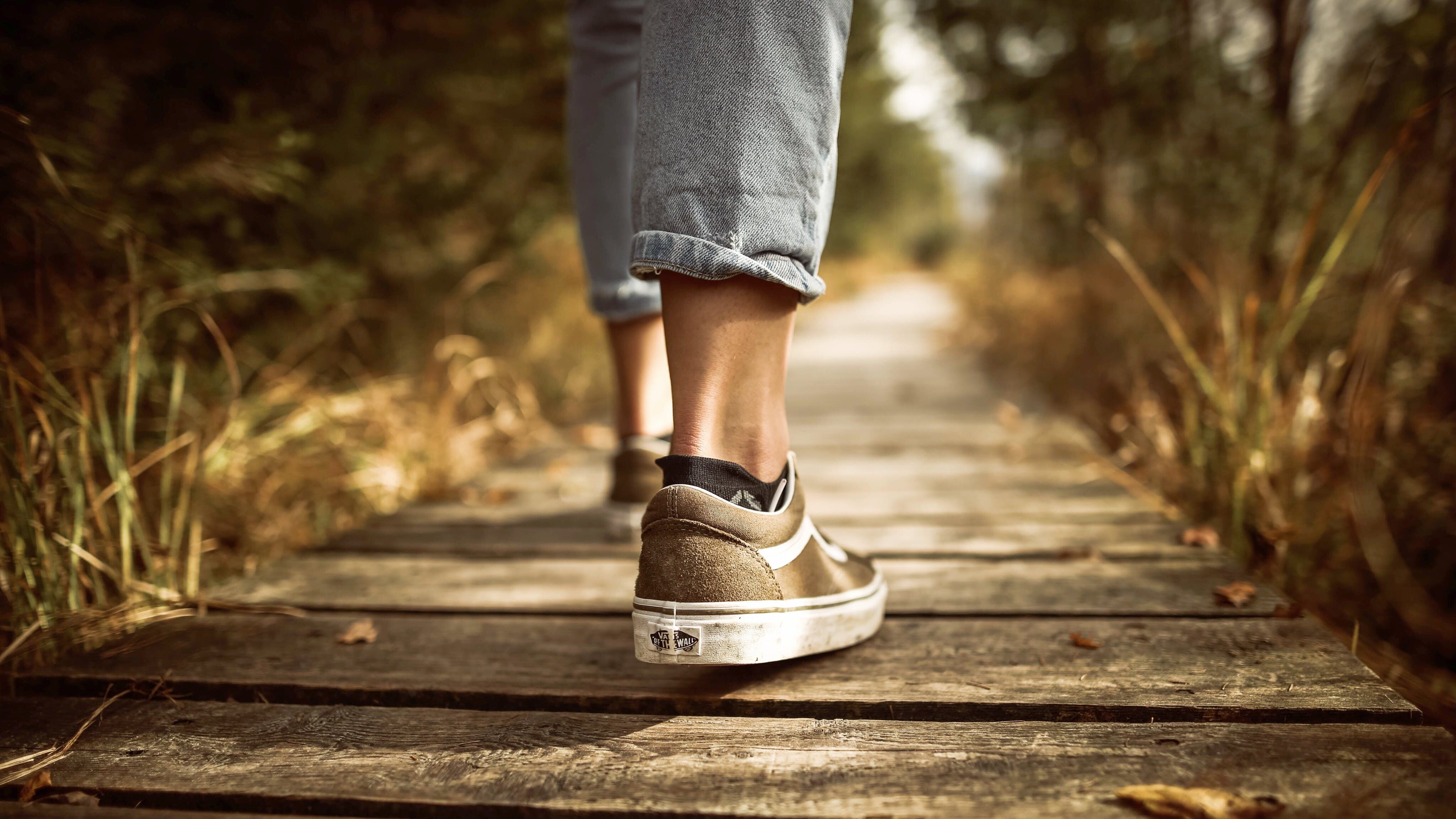 Camminare all’indietro porta benefici: gli studi