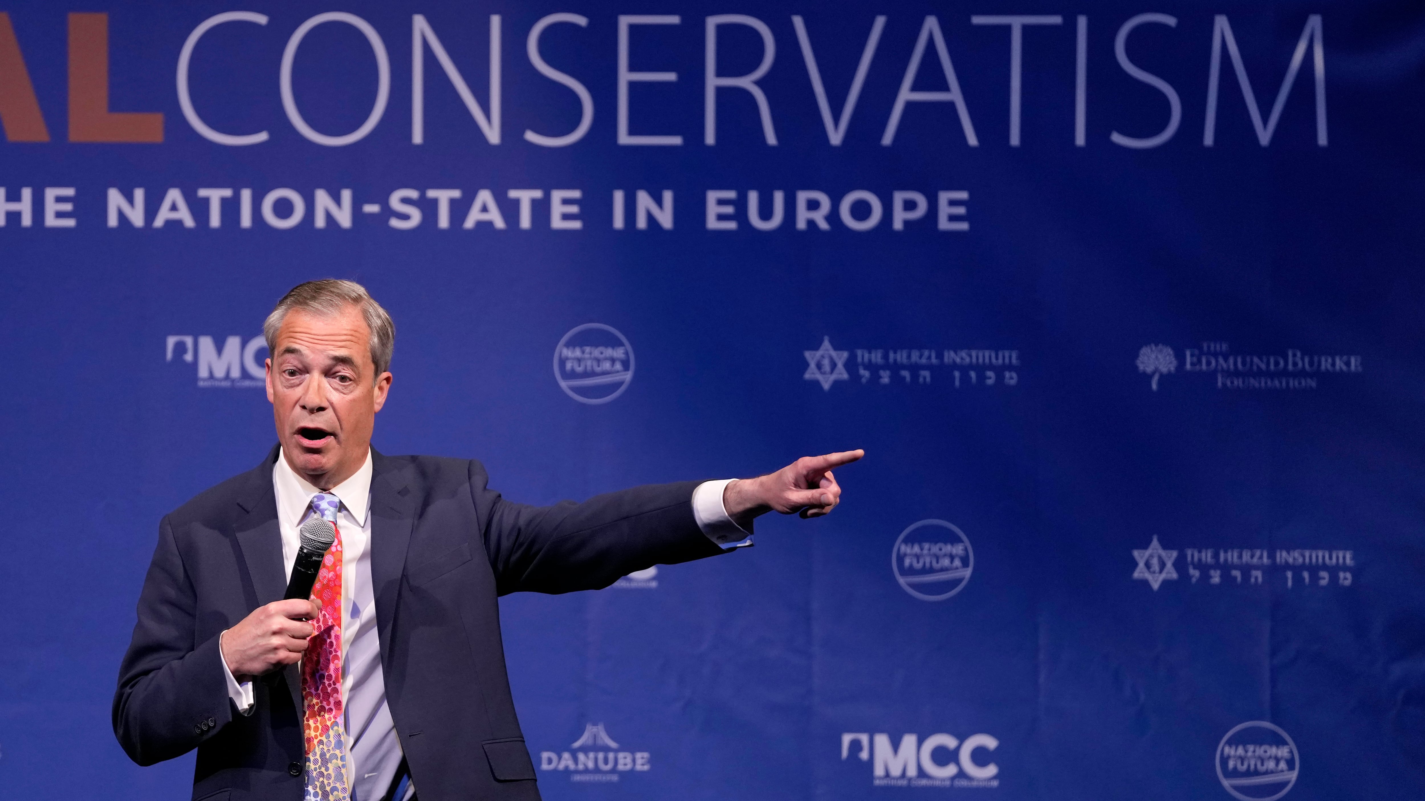 Premier, soldi e migranti: ecco cosa è andato storto (eppure Farage "vola")