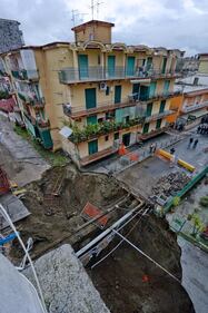 Napoli, maxi voragine in strada a Pianura 4