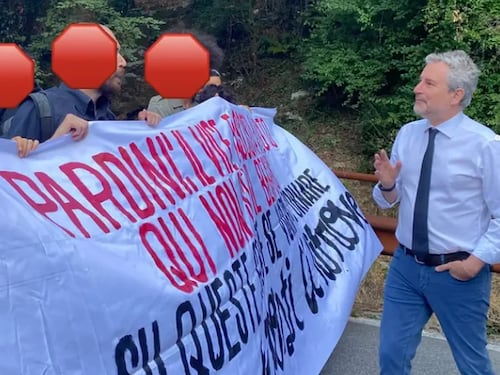“Se passi tu, non faremo passare più nessuno”. Il ricatto del collettivo al sindaco di centrodestra a Sant’Anna di Stazzema