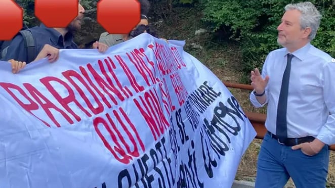 Il sindaco di Lucca Mario Pardini a confronto con gli esponenti del collettivo prima del sacrario di Sant’Anna