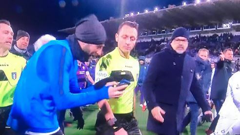 Inter, Gagliardini mostra l'azione del rigore ad Abisso con il cellulare