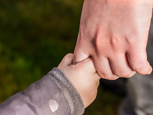 "Apri". "Chiudi". Le uniche parole del bimbo in carcere a Rebibbia con la mamma