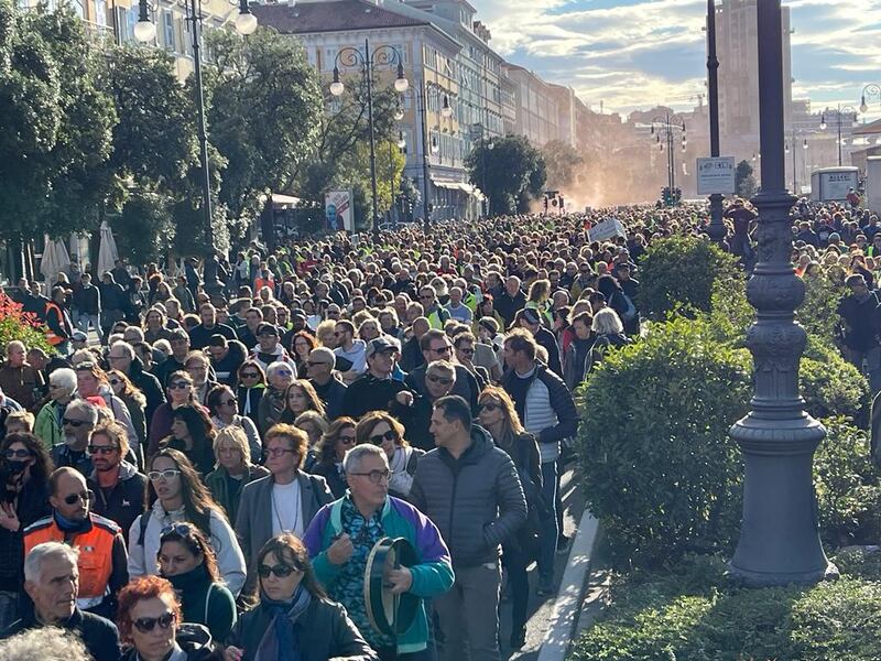 15mila manifestanti a Trieste contro il Green pass: con loro i portuali 5