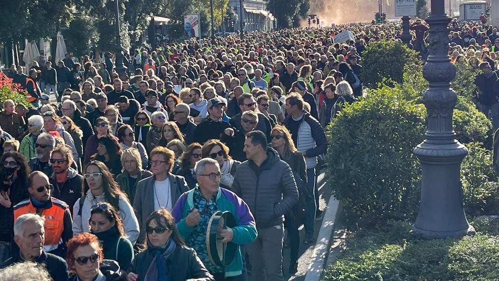 "Tamponi gratis". Il Viminale apre, ma non per tutti: è bufera