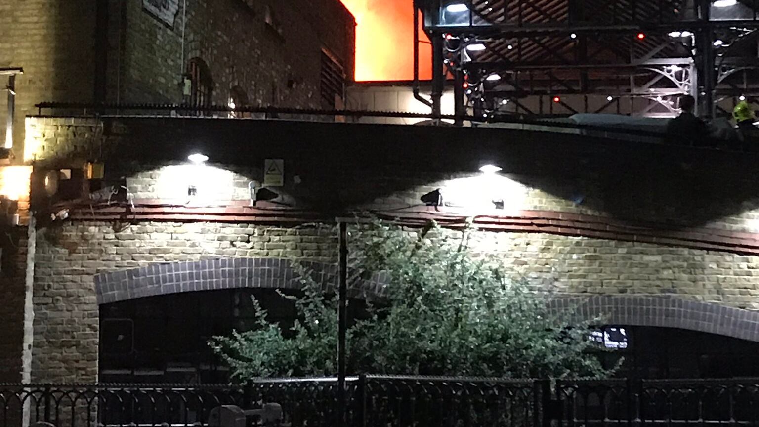 Dopo la torre brucia Camden Market a Londra torna la psicosi per i roghi