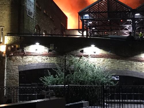 Danni ingenti a Londra, dopo un incendio al mercato di Camden