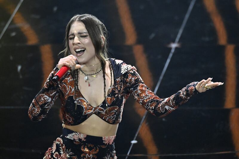 Sanremo 2024: ecco il look della terza serata del Festival di Angelina Mango 7