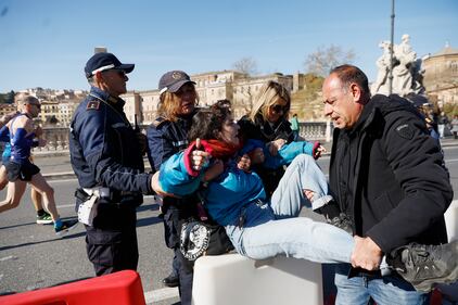 Roma, attivisti di Ultima Generazione interrompono maratona: le immagini 8