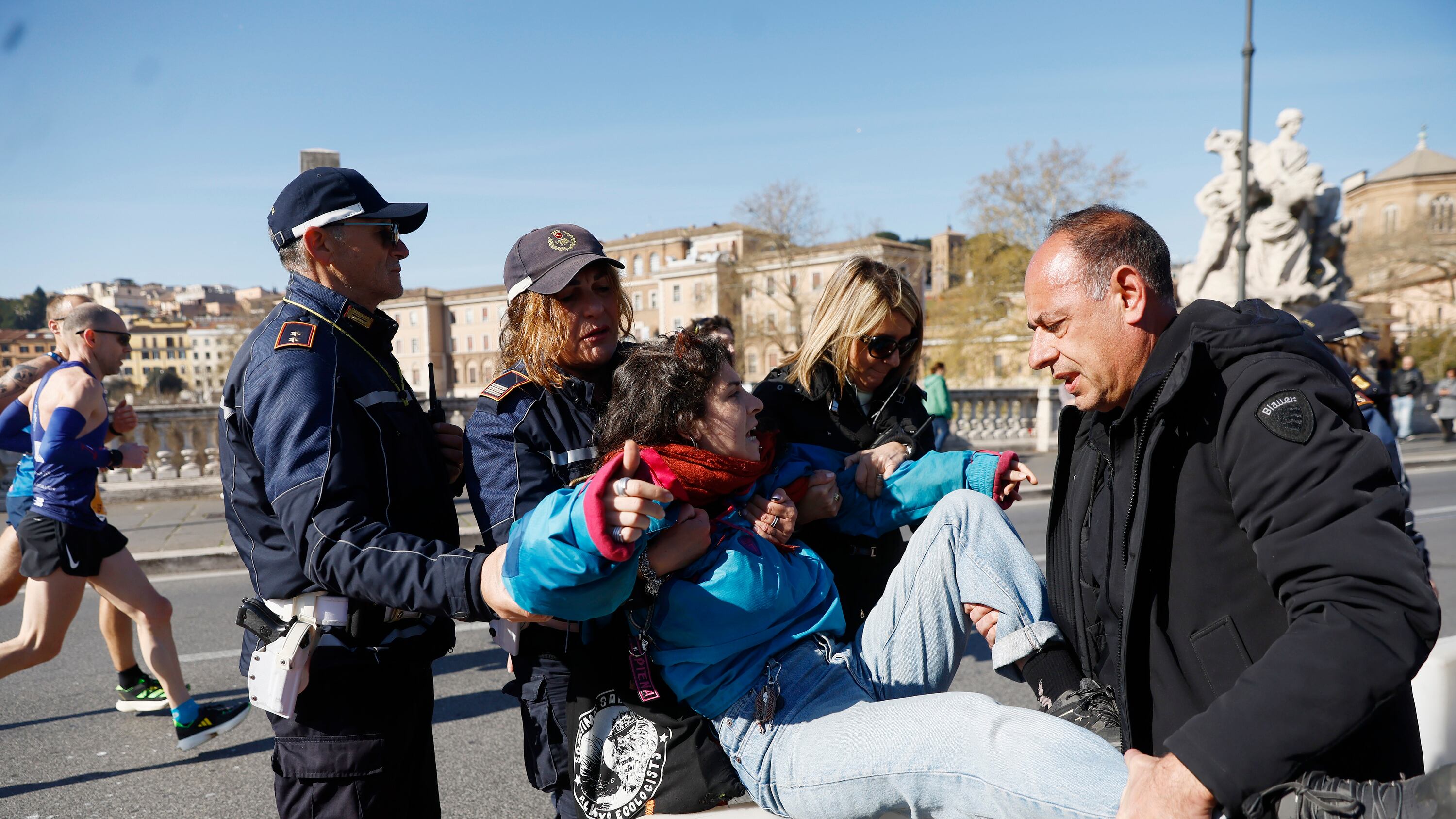 "Verremo ancora alle vostre porte". Così Ultima generazione arruola gli "eco-guerrieri"