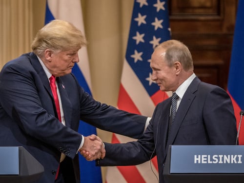Trump sospende una serie di sanzioni contro la Russia. Mosca: “Momento storico”. Kiev: “Se cadiamo 20 milioni di profughi in Ue”