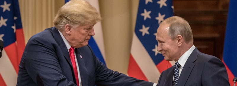 Trump sospende una serie di sanzioni contro la Russia. Mosca: “Momento storico”. Kiev: “Se cadiamo 20 milioni di profughi in Ue”