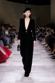 Armani veste le donne di perle e per i suoi 90 anni si regala uno storico palazzo nel cuore di Parigi 5