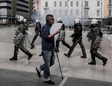 Gli scontri tra la polizia e i manifestanti ad Atene 2