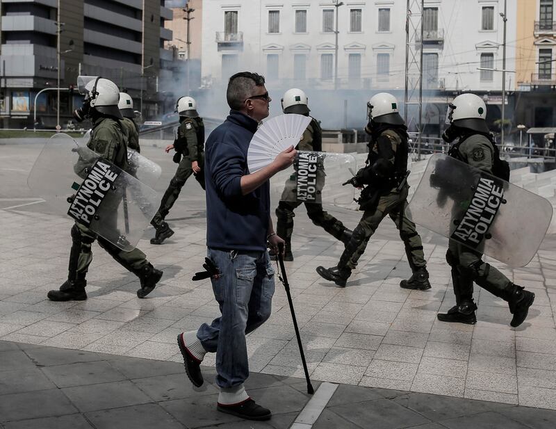 Gli scontri tra la polizia e i manifestanti ad Atene 2