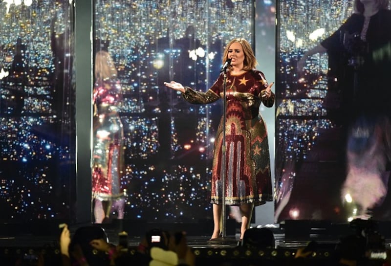 Adele, la regina dei Brit Awards 2016: foto 17