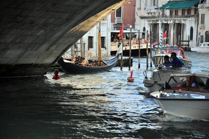 Venezia, le prime fasi del restauro del ponte di Rialto 3