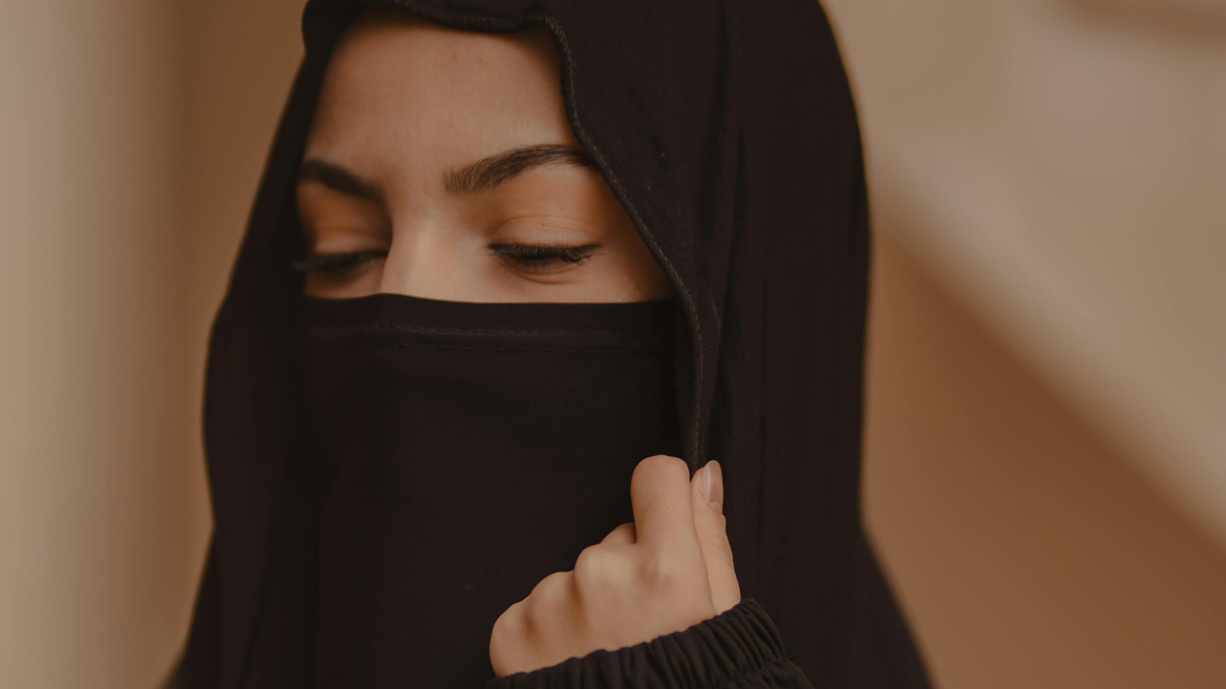 Il Garante boccia il niqab in classe: ostacola lo sviluppo