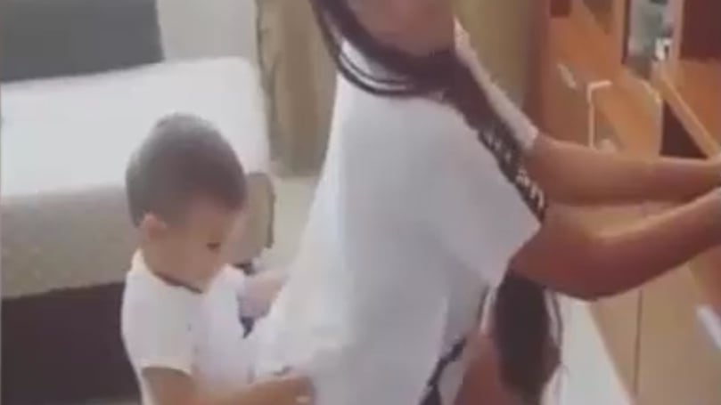 Mamma balla in modo sexy con il figlio e viene accusata di abuso