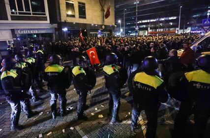 Amsterdam, scontri tra polizia e turchi 11