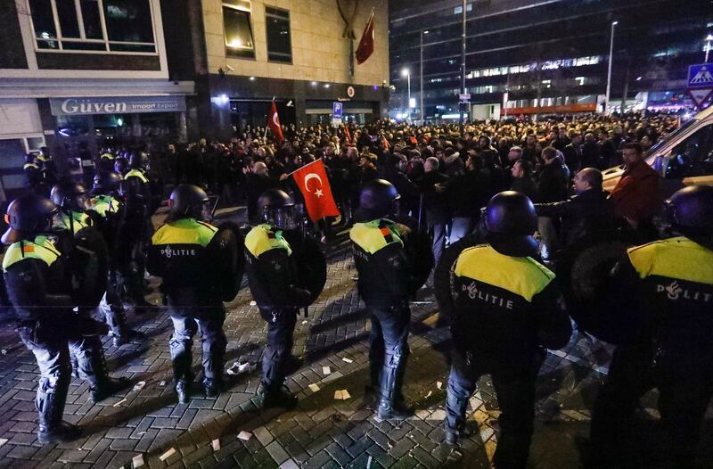 Amsterdam, scontri tra polizia e turchi 11