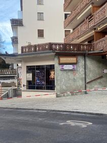 Crans-Montana, candele e lumini rossi sul luogo della strage 11