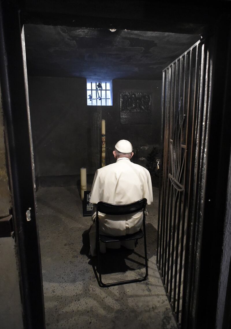 Auschwitz, il Papa nella cella di Massimiliano Kolbe 1