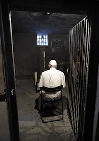 Auschwitz, il Papa nella cella di Massimiliano Kolbe 1