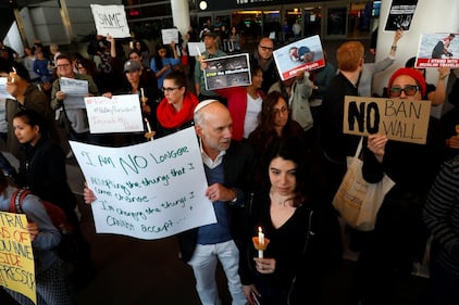 Proteste negli aeroporti contro Trump: "No al bando dei musulmani" 2