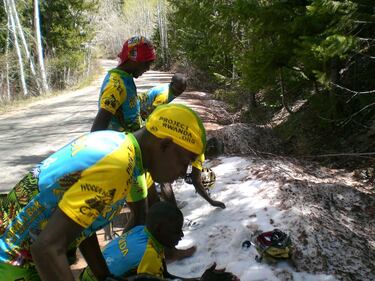 Allenamento con sorpresa: i ciclisti del Ruanda vedono per la prima volta la neve 3