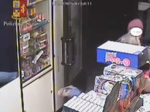 Jesolo, tabaccaio aggredito perché vende accendini di Hitler