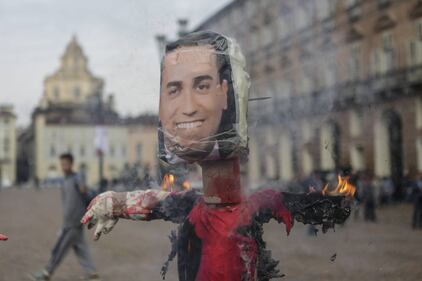 Studenti contro il governo: crocifissi e bruciati i fantocci di Di Maio e Salvini 3