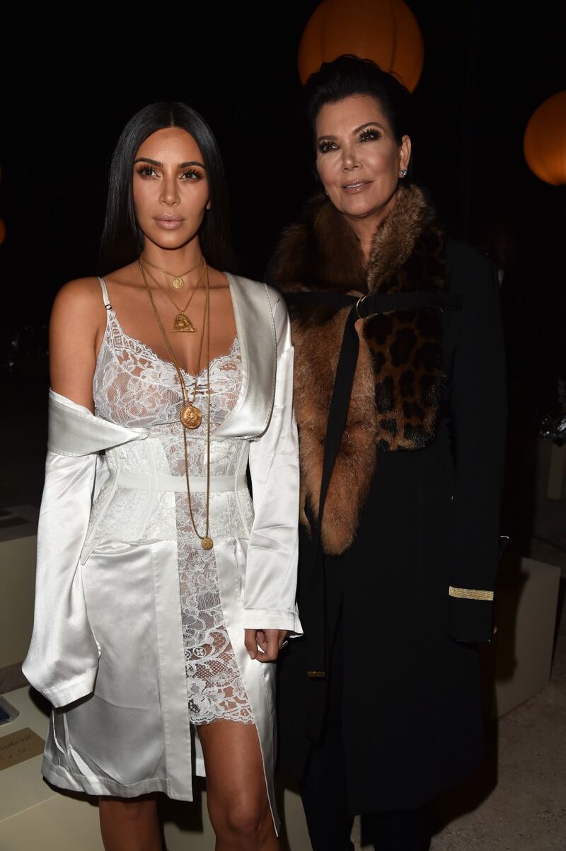Kim Kardashian, il décolleté esplosivo della diva 11