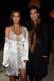 Kim Kardashian, il décolleté esplosivo della diva 11