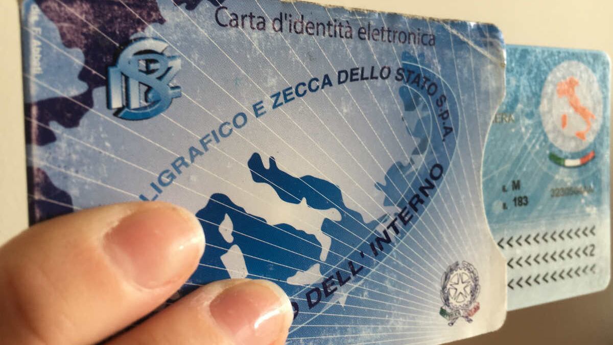 "No a padre e madre sui documenti", "Avanti". Scontro tra il Garante e Salvini
