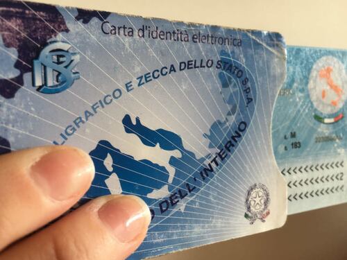 "No a padre e madre sui documenti", "Avanti". Scontro tra il Garante e Salvini
