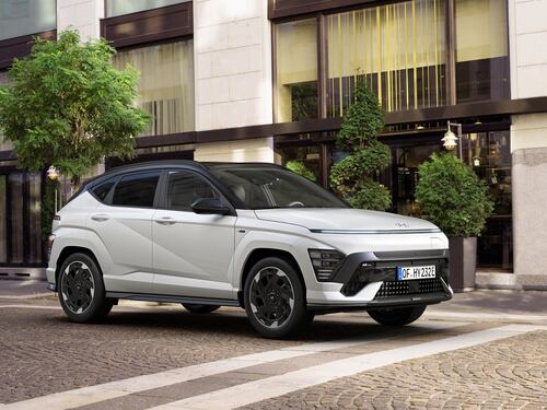 Hyundai Kona elettrica, scendono i listini per il 2024, Ecobonus anche per la 64,8 kWh